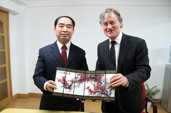 冯庆华副校长会见英国东英吉利大学副校长